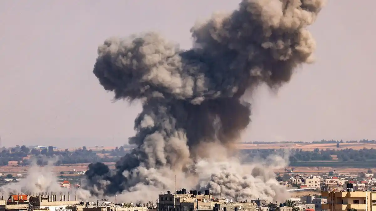 Palestinos de Gaza esperan la ayuda prometida en medio de más hostilidades