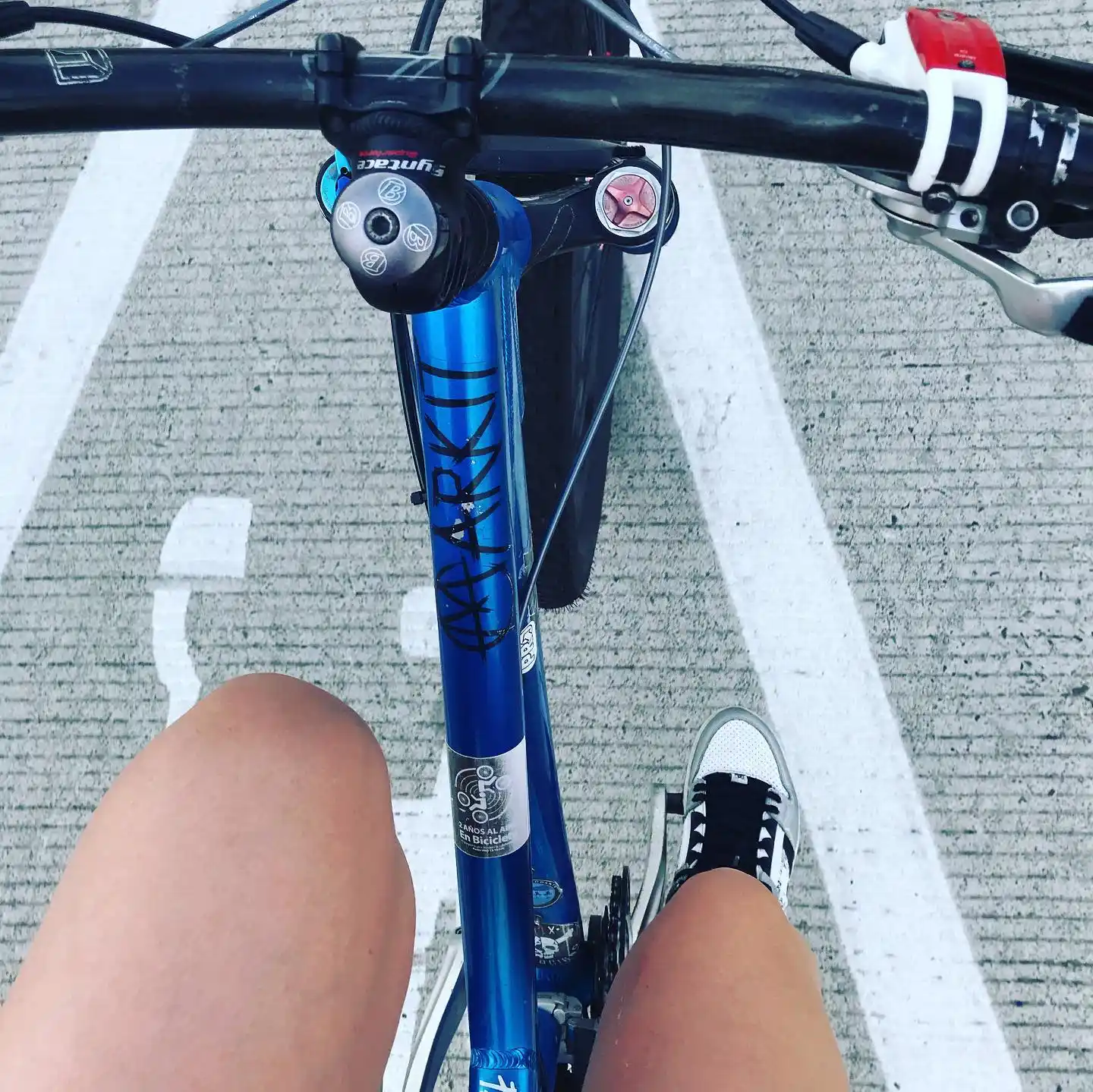 Gente sobre dos ruedas