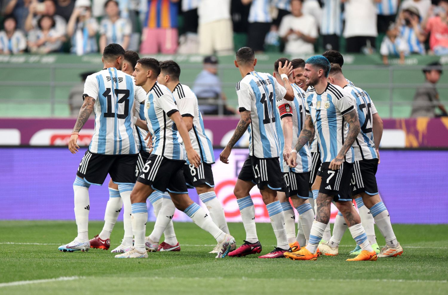 Argentina venció con contundencia a Australia por 2 a 0