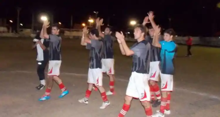 Atlético se afirma como líder del Torneo Oficial