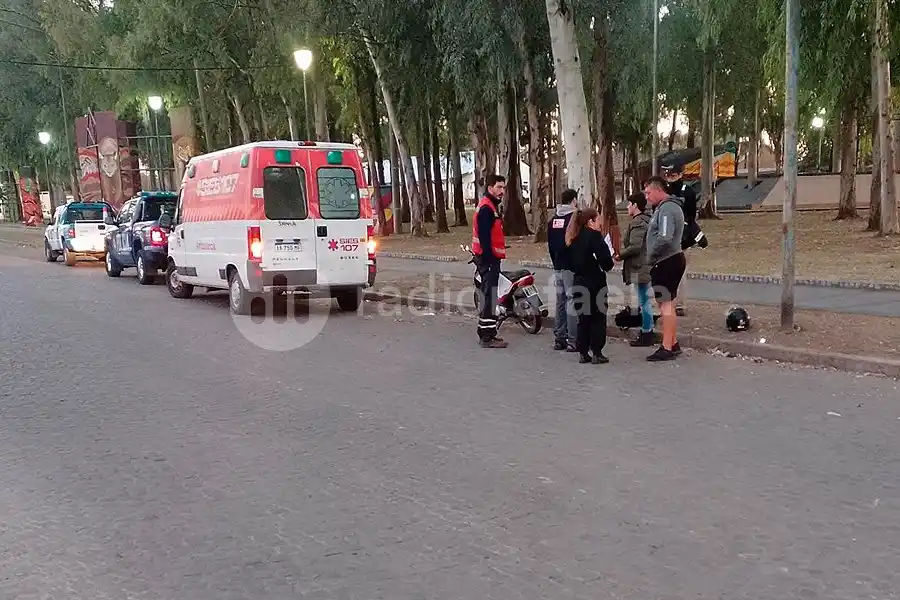 Una mujer terminó lesionada tras un accidente con su moto