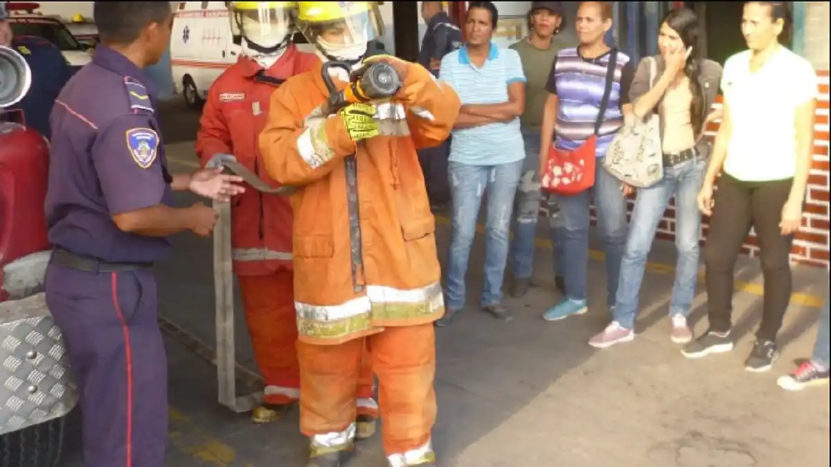 ¡SU MAMÁ ESTABA EN UNA FIESTA! Mueren 3 NIÑOS en Sucre tras voraz incendio en vivienda humilde