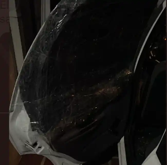 Fue a una cervecería céntrica y cuando salió le habían destrozado el auto