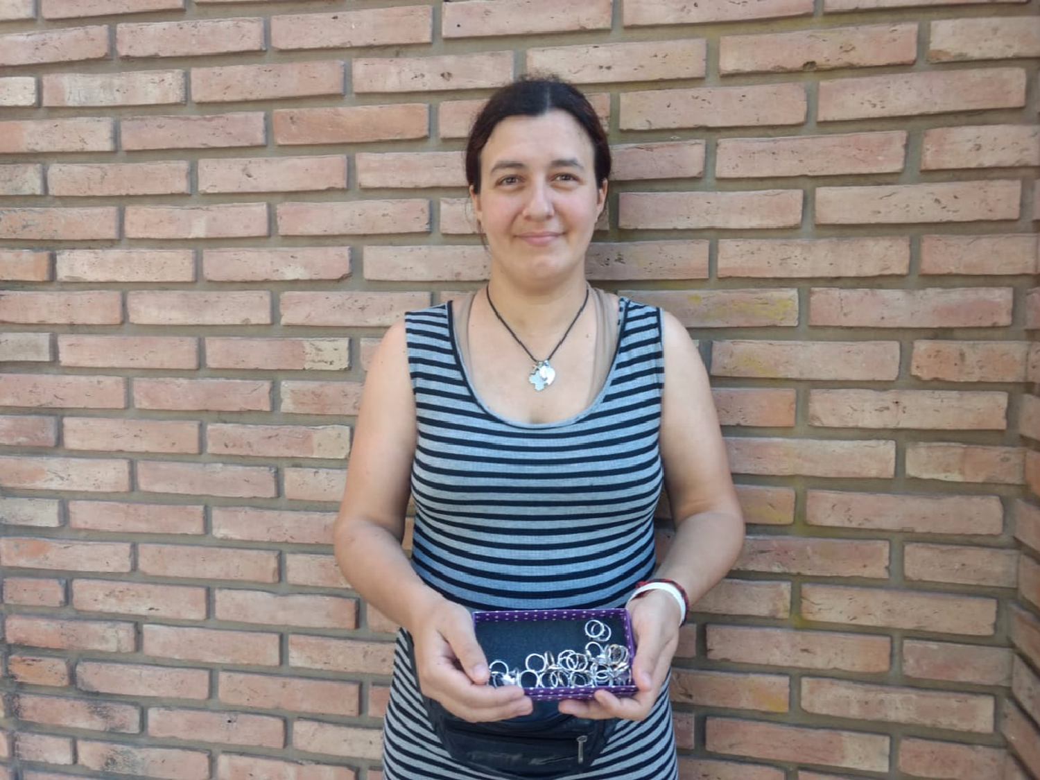 Es epiléptica y vende anillos para pagar su medicación