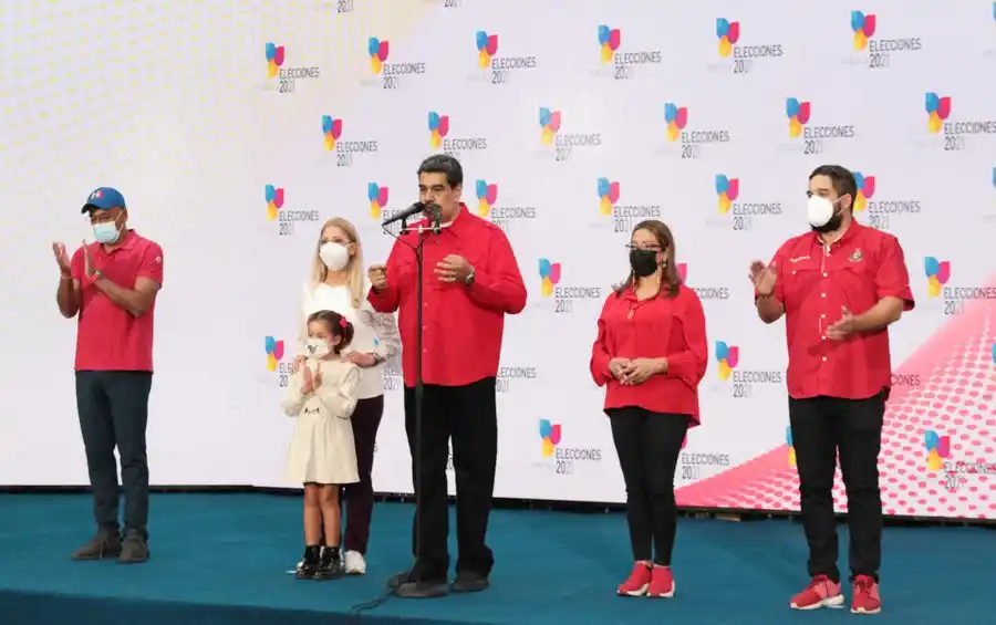 Maduro agradece a los venezolanos por “entregarles la victoria y el poder”