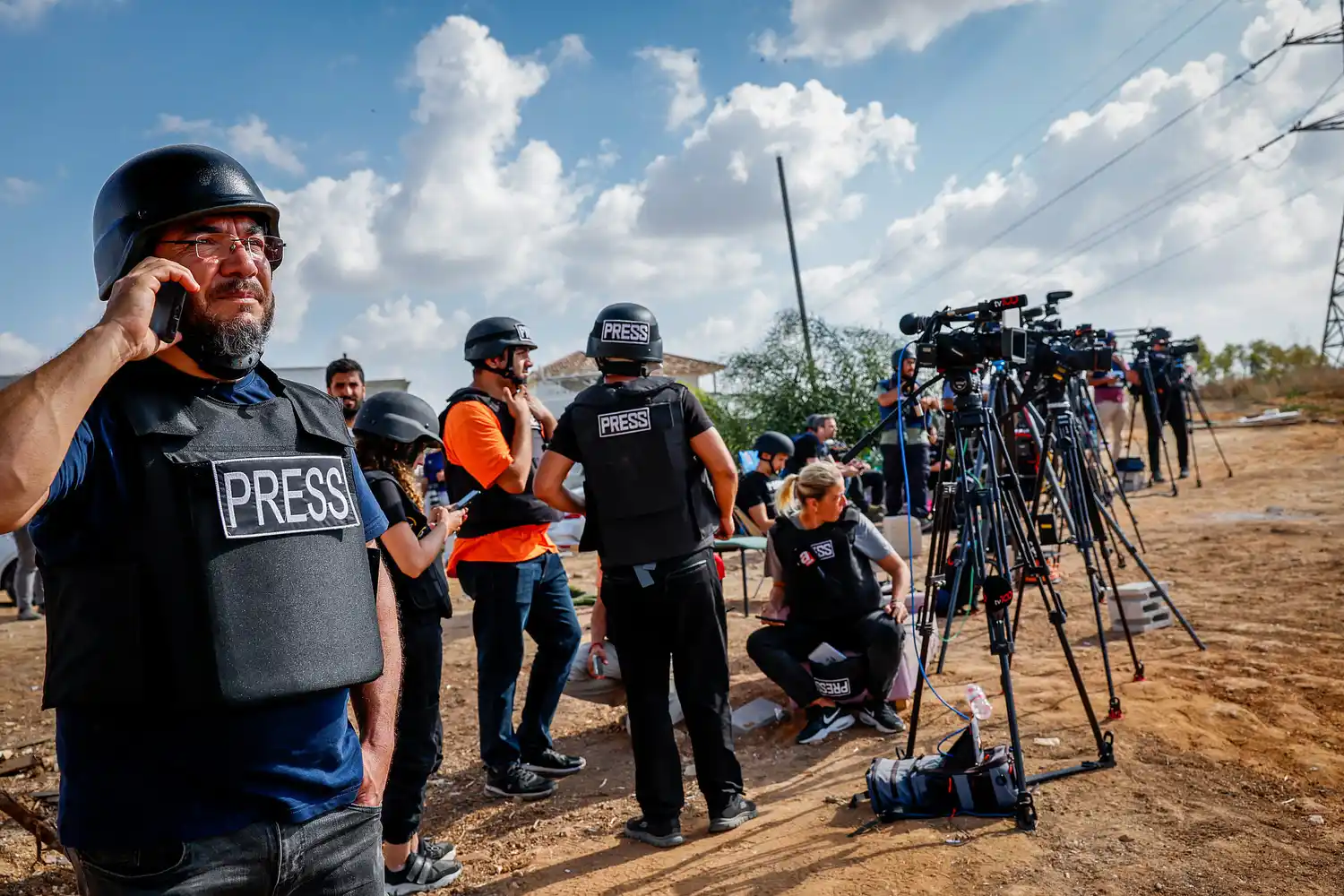 Reporteros en zona de conflicto. La línea entre el testimonio y la propaganda puede ser tan delgada como una etiqueta de identificación de prensa. (Nati Shohat/Flash90)