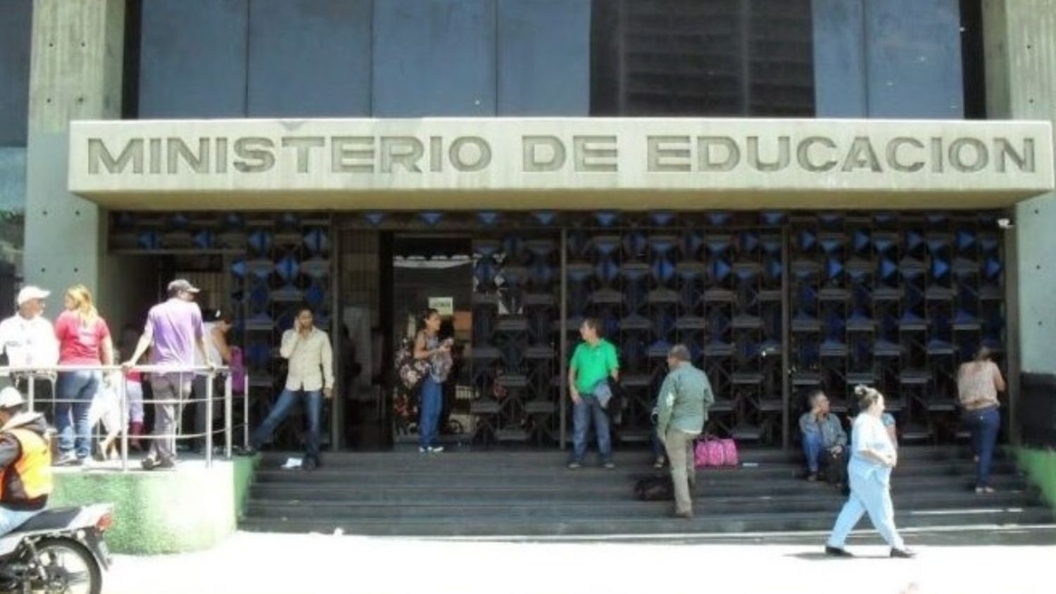 Confirman que clases escolares se reinician el martes 7Ene