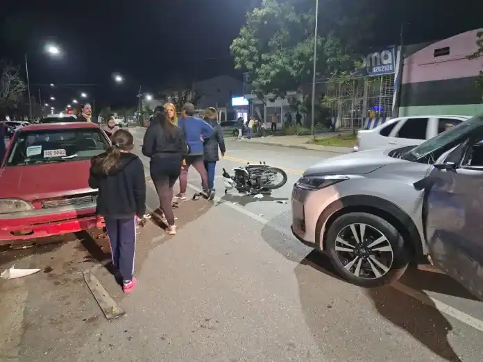 Dos personas resultaron heridas tras el choque entre una moto y una camioneta: fueron derivados al Hospital