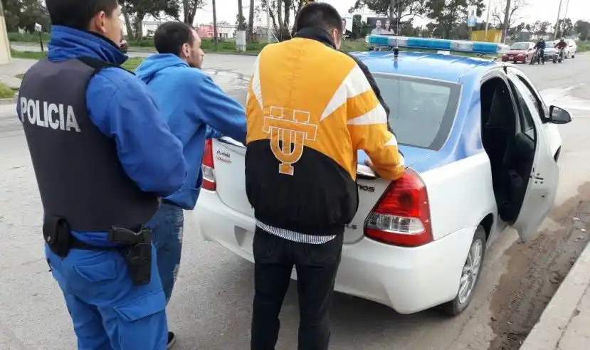 Aprehendidos por intentar agredir a agentes de policía