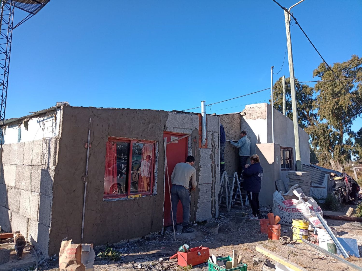 En una jornada de trabajo solidaria, construyeron estufas y dotaron de aislamiento una casa de planchones