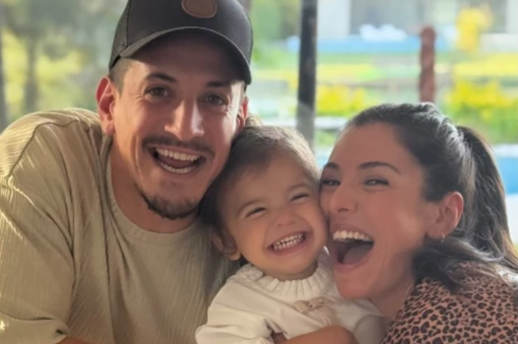 Diego Mendoza y Josefina Ansa con su hija India anunciando la llegada de un nuevo bebé en la familia.