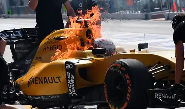 Impresionante video en el que un piloto de Fórmula 1 queda en medio del fuego 