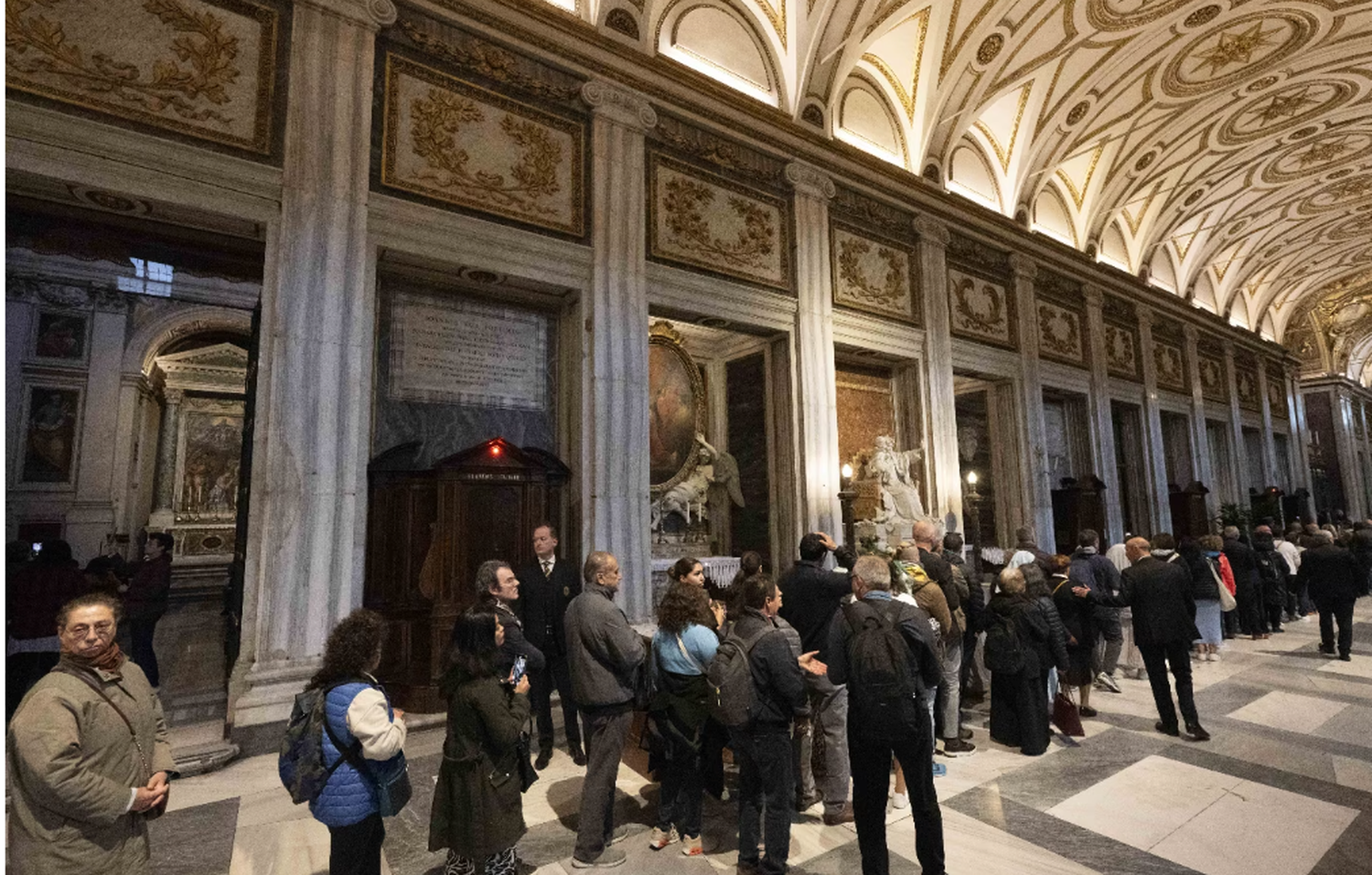En Santa María la Mayor, el homenaje de los cardenales al Papa y la oración de la gente