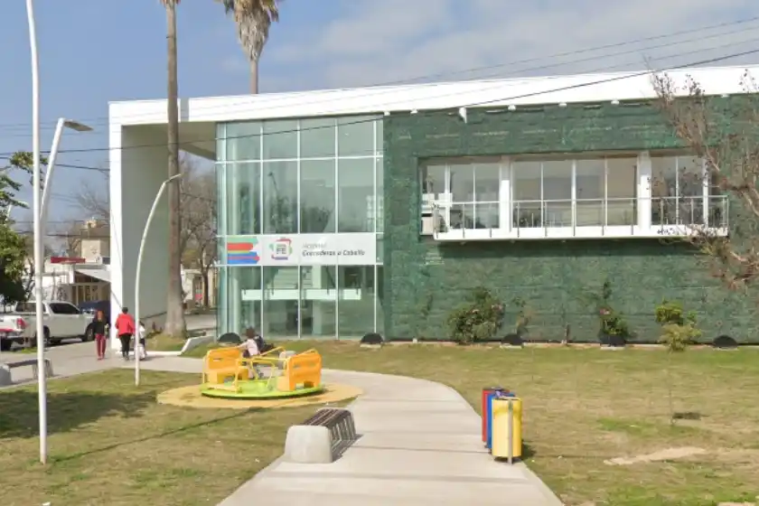 Fuerte choque entre un camión y un colectivo en la autopista Rosario-Santa Fe: hay un herido