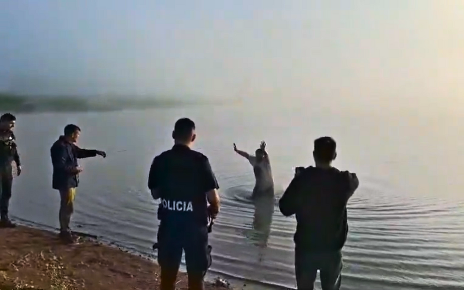 Asalto y tiroteo en country de Pilar: Quiso salir nadando y lo atraparon