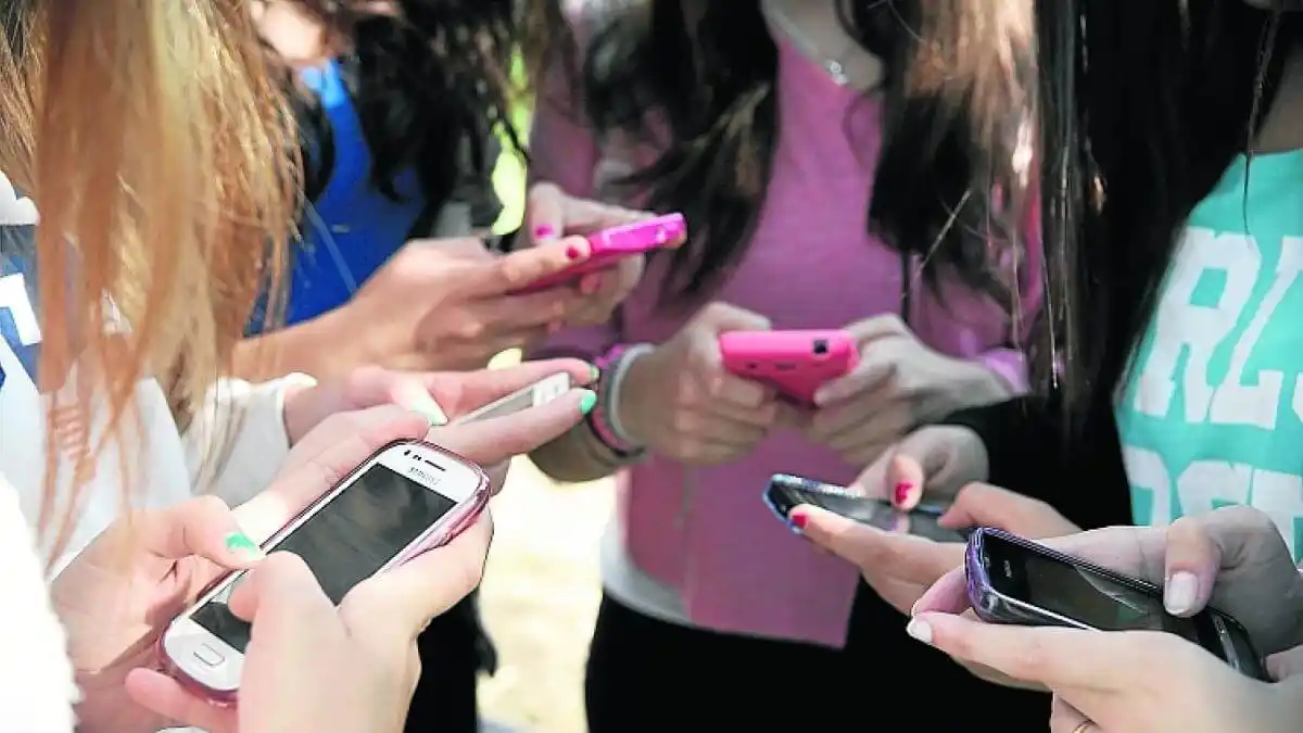 RETOS SEXUALES ¿Por qué los adolescentes se arriesgan y ponen en peligro su vida y su salud?