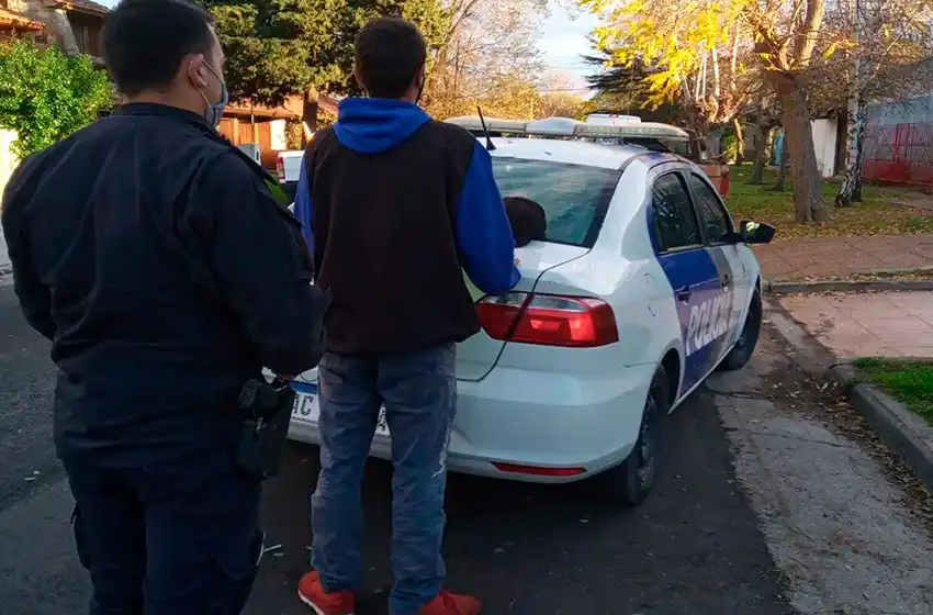 Aprehendieron a un joven con marihuana en barrio Los Pinares
