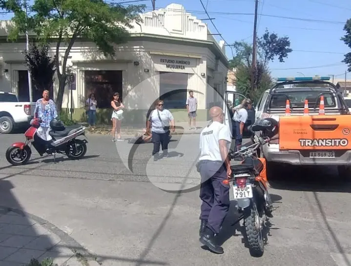 Accidente en 65 y 60, entre un auto y una moto