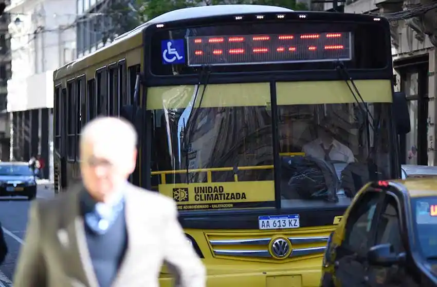 Un chofer salió de su recorrido para ir hasta un hospital: le salvó la vida a un pasajero