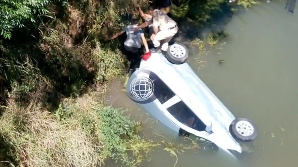 Rescataron a una mujer que cayó a un arroyo con su auto