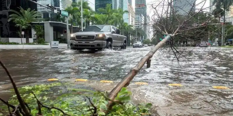 ETA toca tierra en Florida y causa torrenciales lluvias e inundaciones
