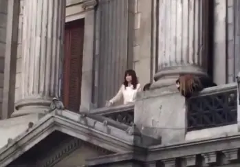 La vicepresidenta salió al balcón: Saludó a la militancia y cantó la marcha peronista