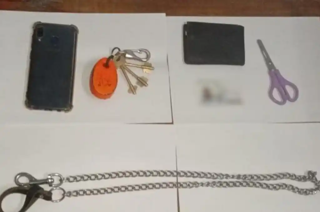 Los elementos secuestrados, entre ellos la cadena de perro con la que fue torturada la víctima