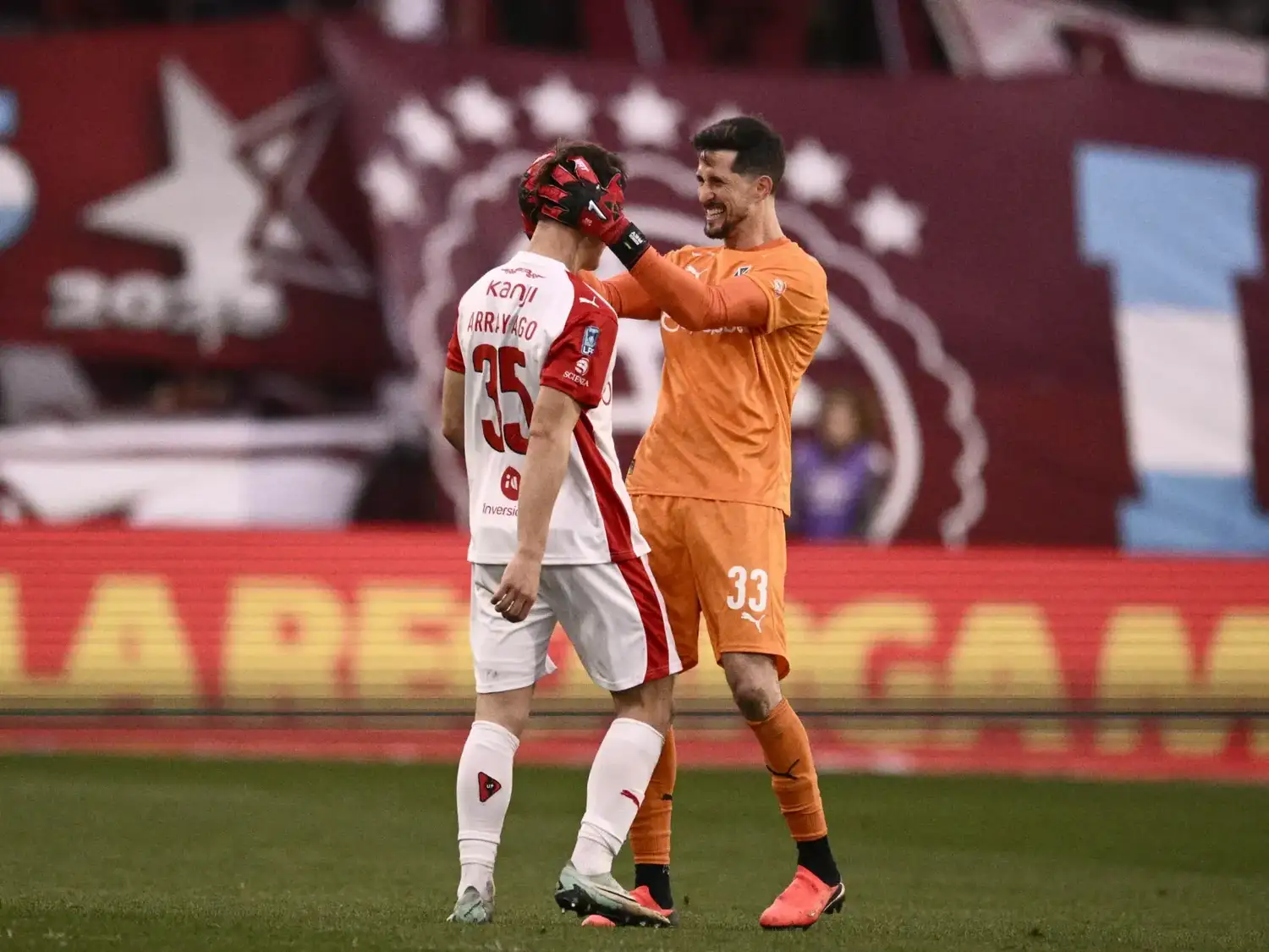 Rey festeja con el ayacuchense Arrayago, que debutó como titular junto al tandilense por adopción, Josias Palais.