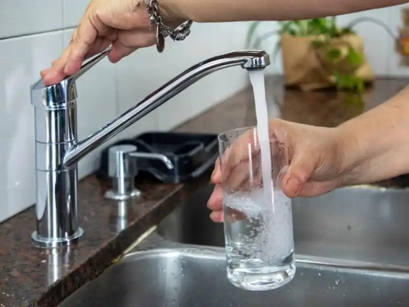 Detectan las regiones de Argentina con más arsénico en el agua: cuáles son y los riesgos para la salud