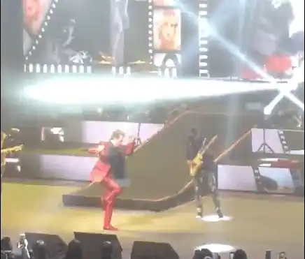 El brillo siempre privó en el vestuario de Emmanuel. Foto CL