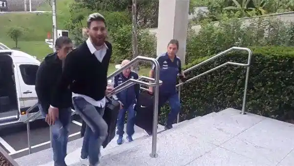 Messi y Mascherano, acompañados por Neymar, llegaron a Brasil
