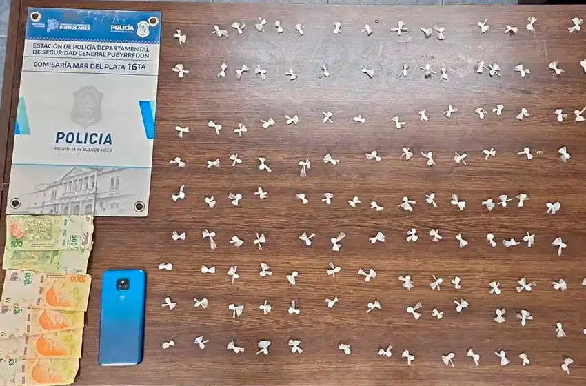 Hallan 148 envoltorios de cocaina al advertir un "pasamanos" de un auto a una moto