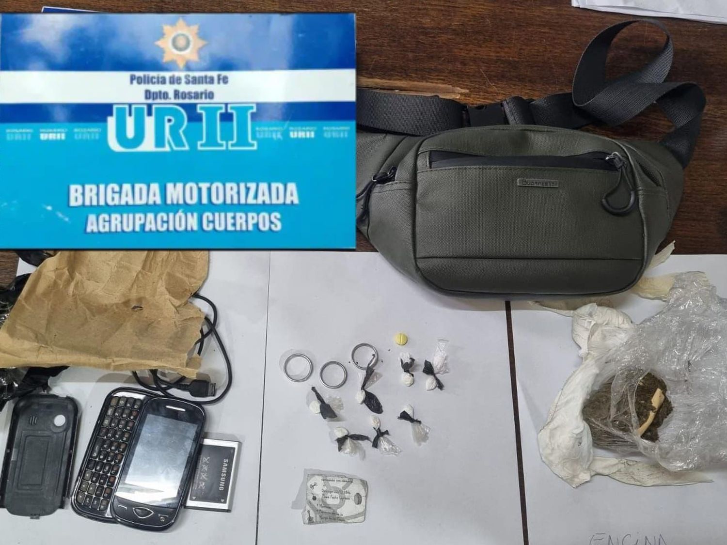 Detuvieron a dos mujeres que trataron de pasarles droga y un celular a detenidos de la Comisaría 5ta