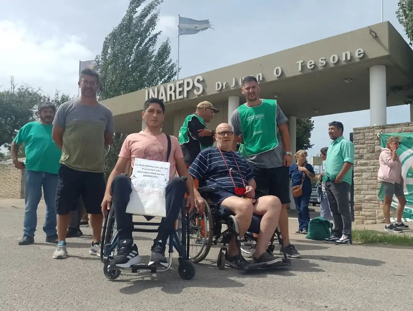 La movilización en la puerta del INAREPS reunió a trabajadores nucleados en ATE y residentes.