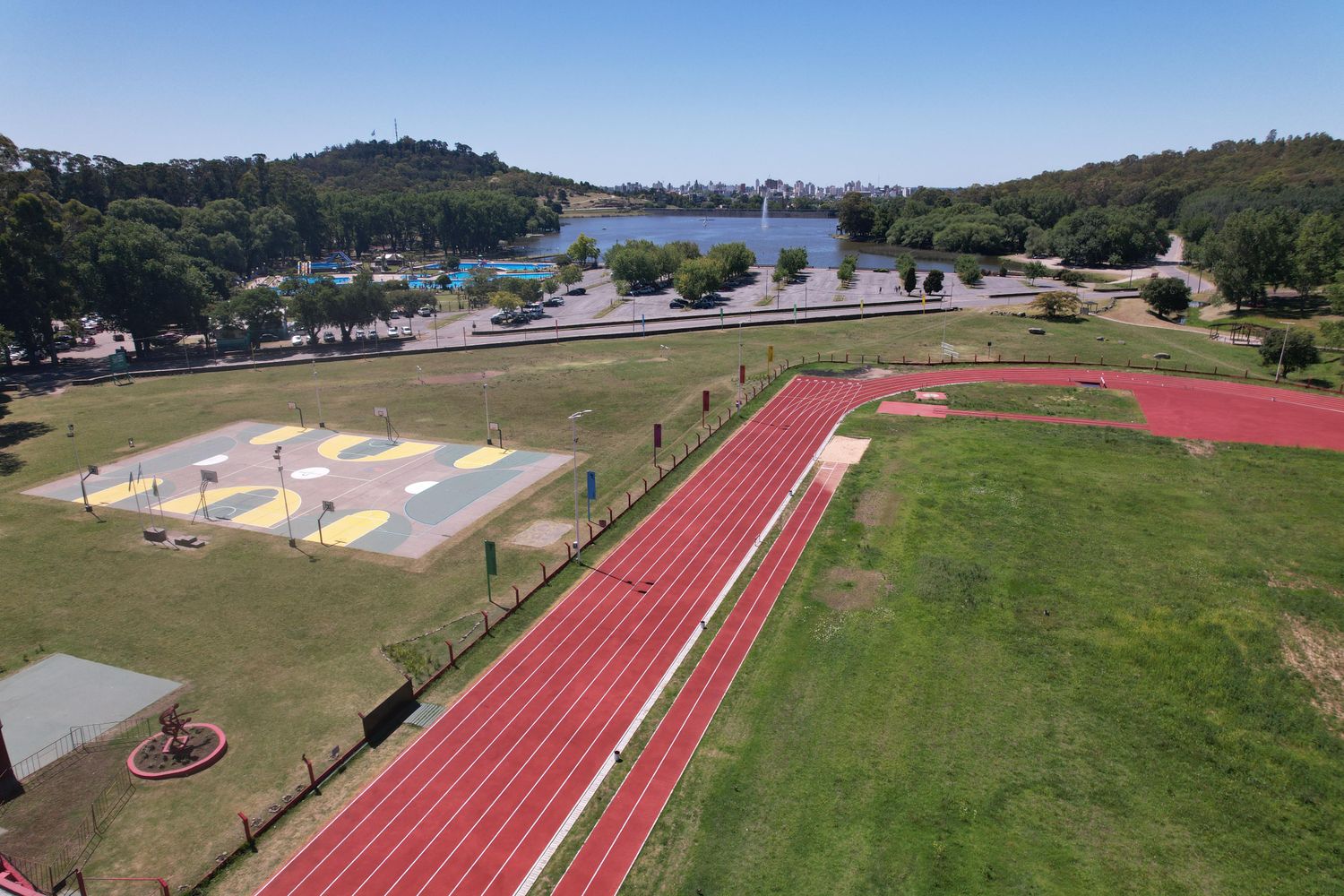 La obra de la carpeta sintética de la pista de atletismo costó cuatro veces más de su presupuesto inicial