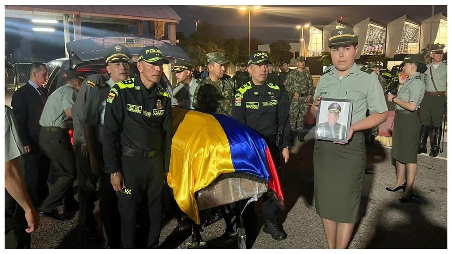 CON HONORES DESPIDEN a un comandante de Policía colombiana asesinado por un francotirador