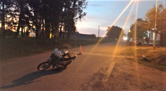 Santa Lucía: joven motociclista trasladado al Hospital tras chocar con un auto