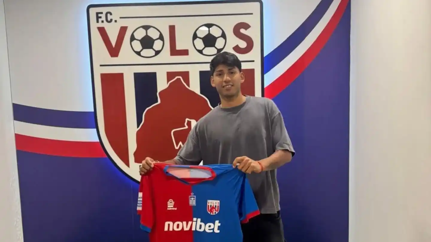 Matías González posó con la camiseta de Volos.