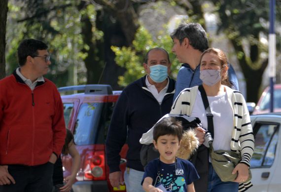 Desde ayer el barbijo dejó de ser obligatorio, pero la gente siente que no será fácil retomar esa normalidad