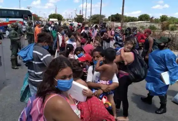 Venezuela restringe el paso de migrantes por corredores humanitarios en frontera con Colombia