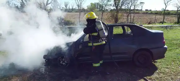 Se incendió un auto en ruta 20 y tuvieron que intervenir los Bomberos