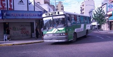 Video: En Lanús, un hombre subió a un colectivo y "noqueó" al chofer