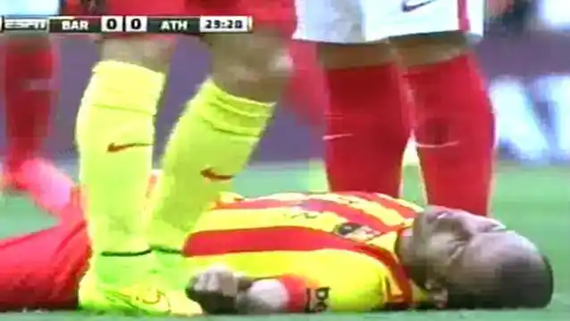 Irrompible: Masche quedó inconsciente por un terrible patadón