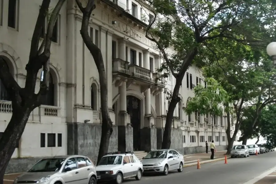Le revisó el celular a su ex novia, no le gustó lo que encontró y se lo robó