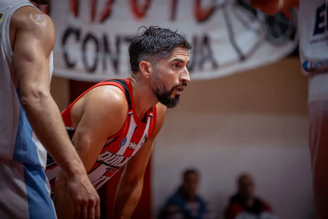 Junior Cequeira con la mirada fija.