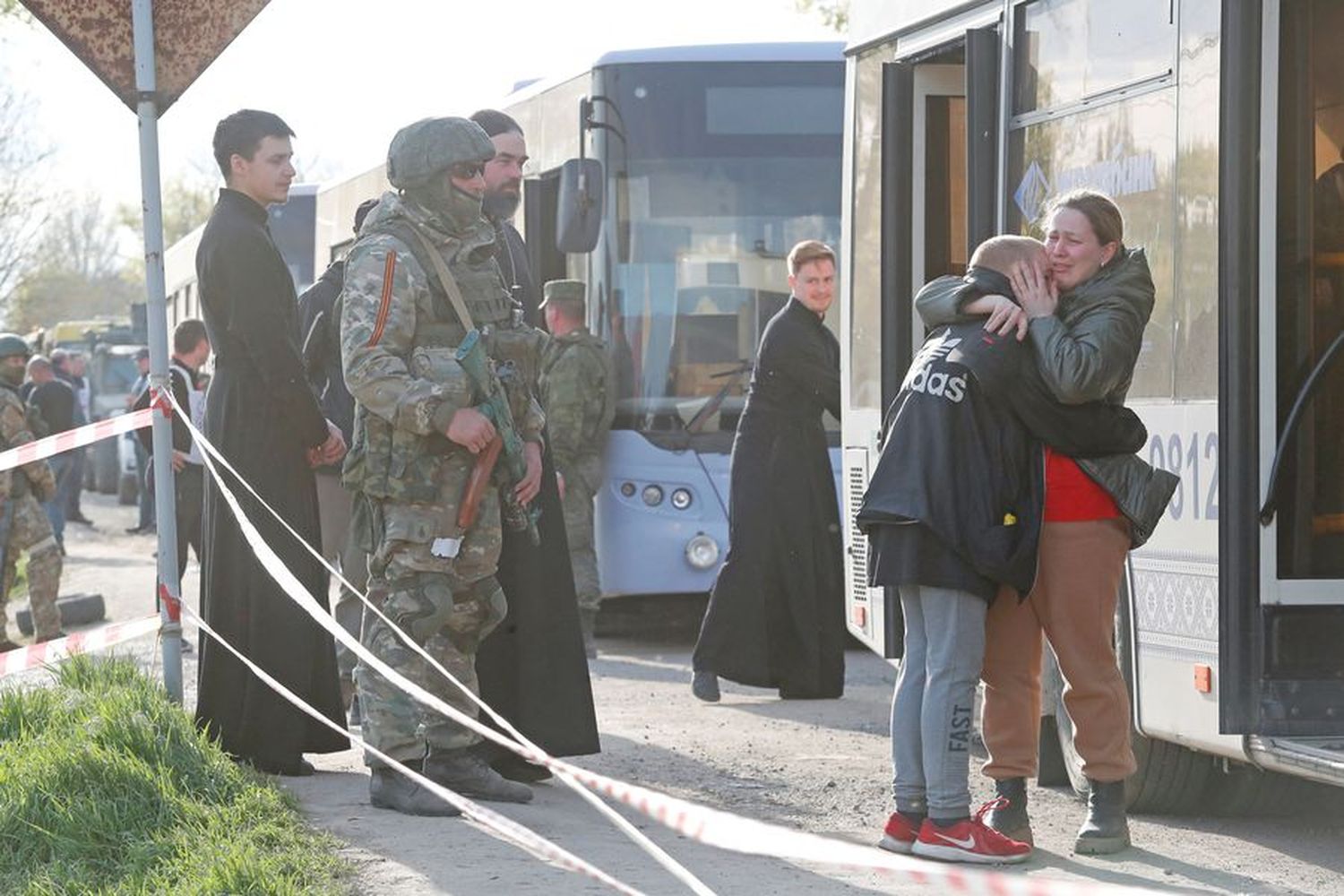 Evacuaron a mujeres, ancianos, y niños de la acería de Mariupol