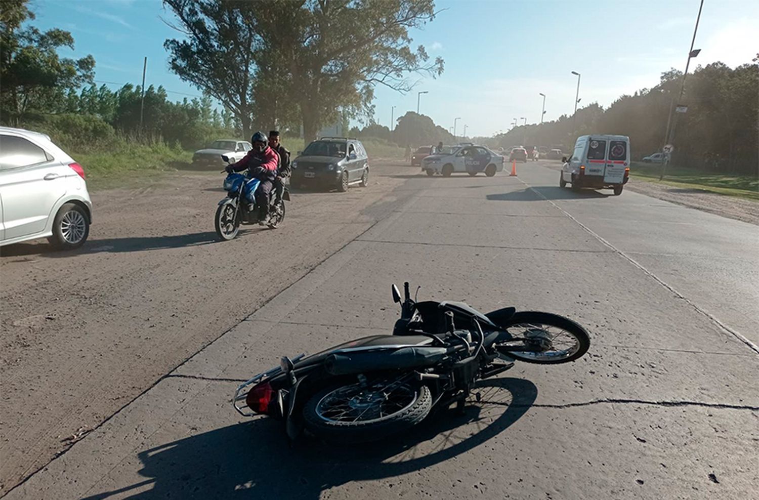 Auto chocó a una moto: la conductora está en terapia con aplastamiento de tórax