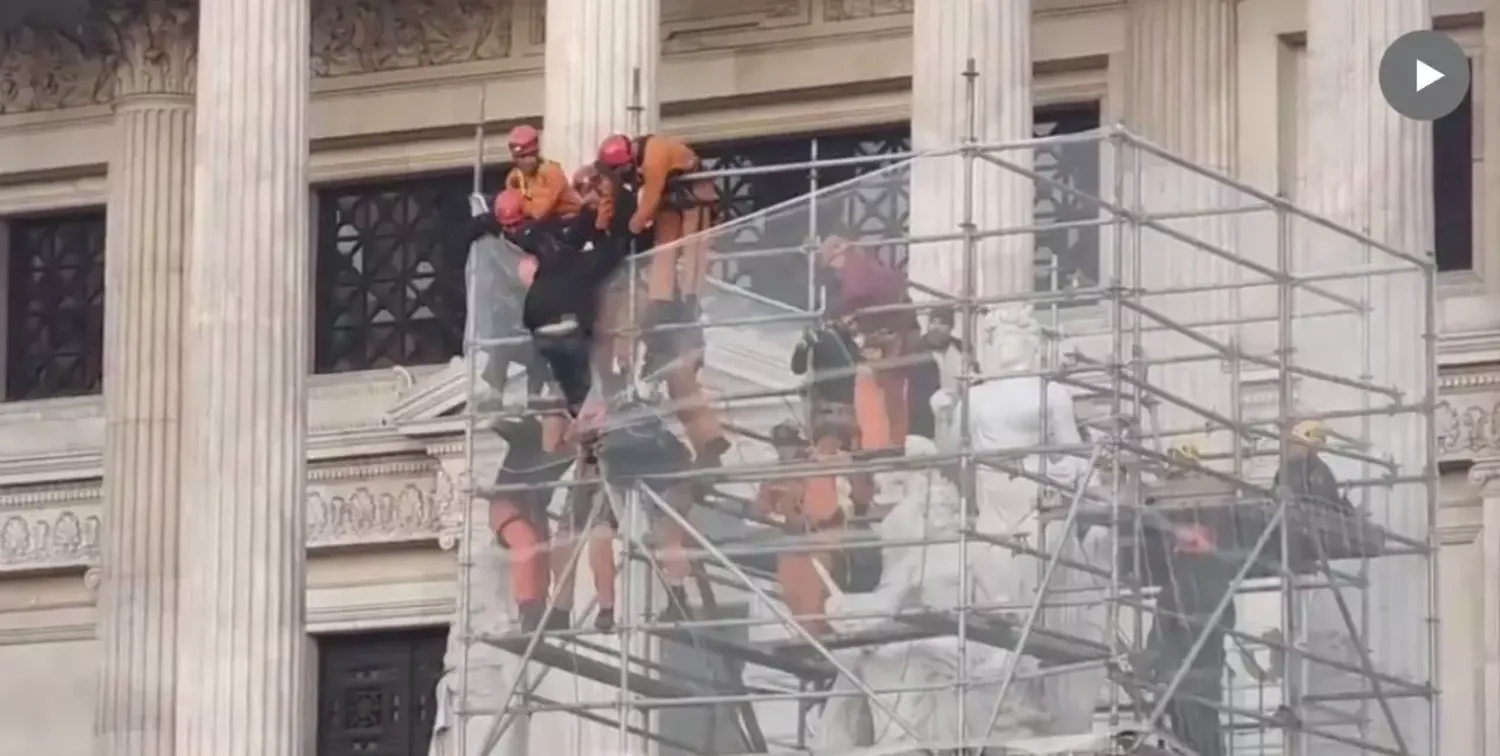 Video: un ex policía amenazó con saltar desde un andamio frente al Congreso 