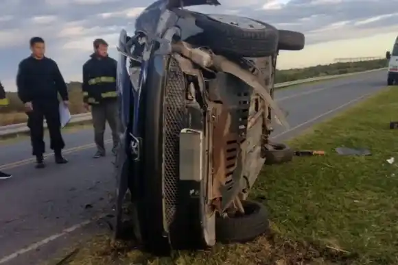 Dos hombre resultaron con lesiones luego de volcar con el auto en Ruta 1