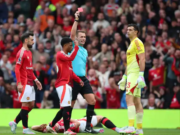 Dibu Martínez vio la roja por primera vez en su carrera, en el que pudo haber sido su último partido en Aston Villa